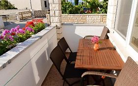 Sandy Beach Apartments Nin